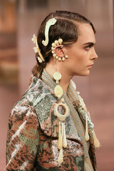 Look 16